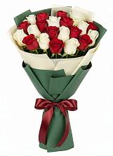 Букет Микс из красных и белых роз в Еленовское