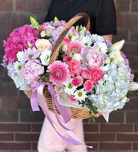 Композиция солнечный день в Еленовское Цветочная композиция из Розы, Хризантемы, Пионы и Лизиантусы в корзине в Еленовское